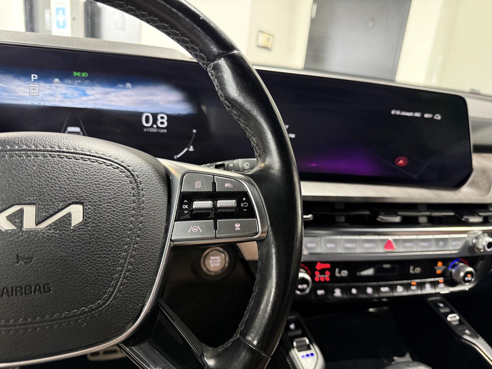 Vehicle photo 14