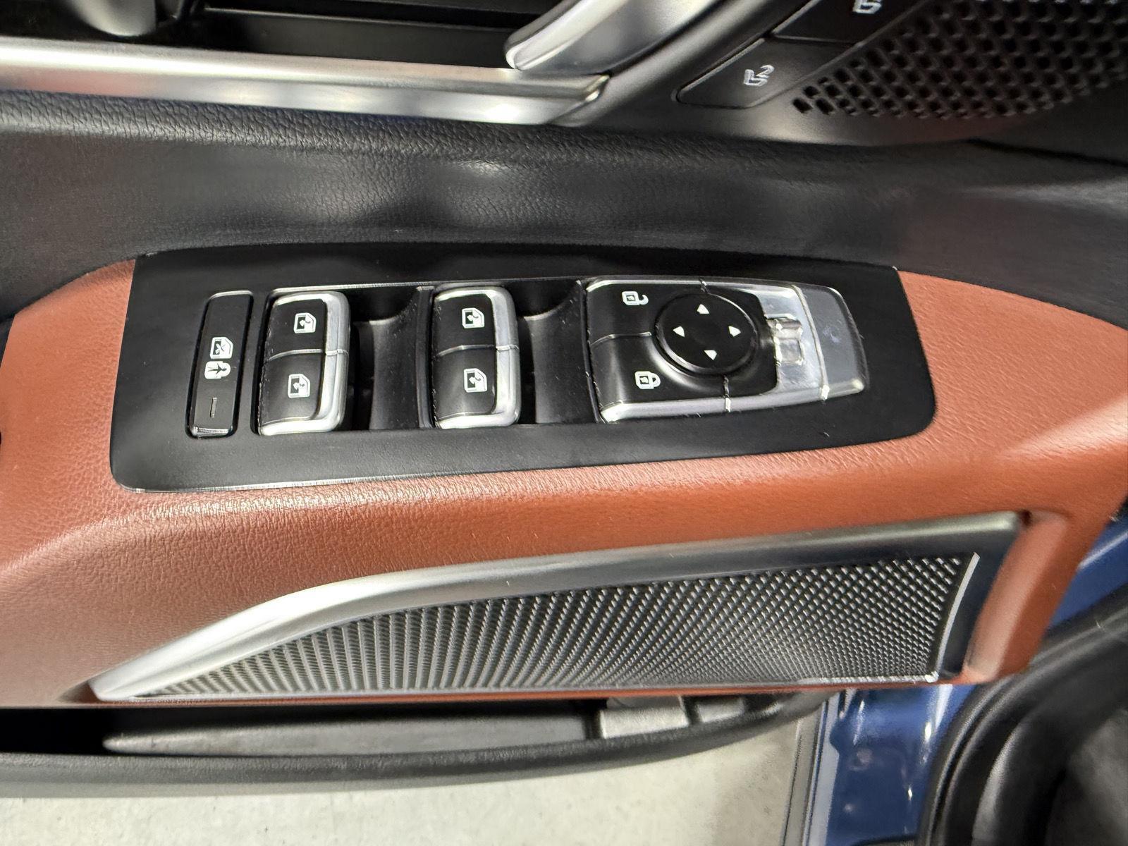 Vehicle photo 21