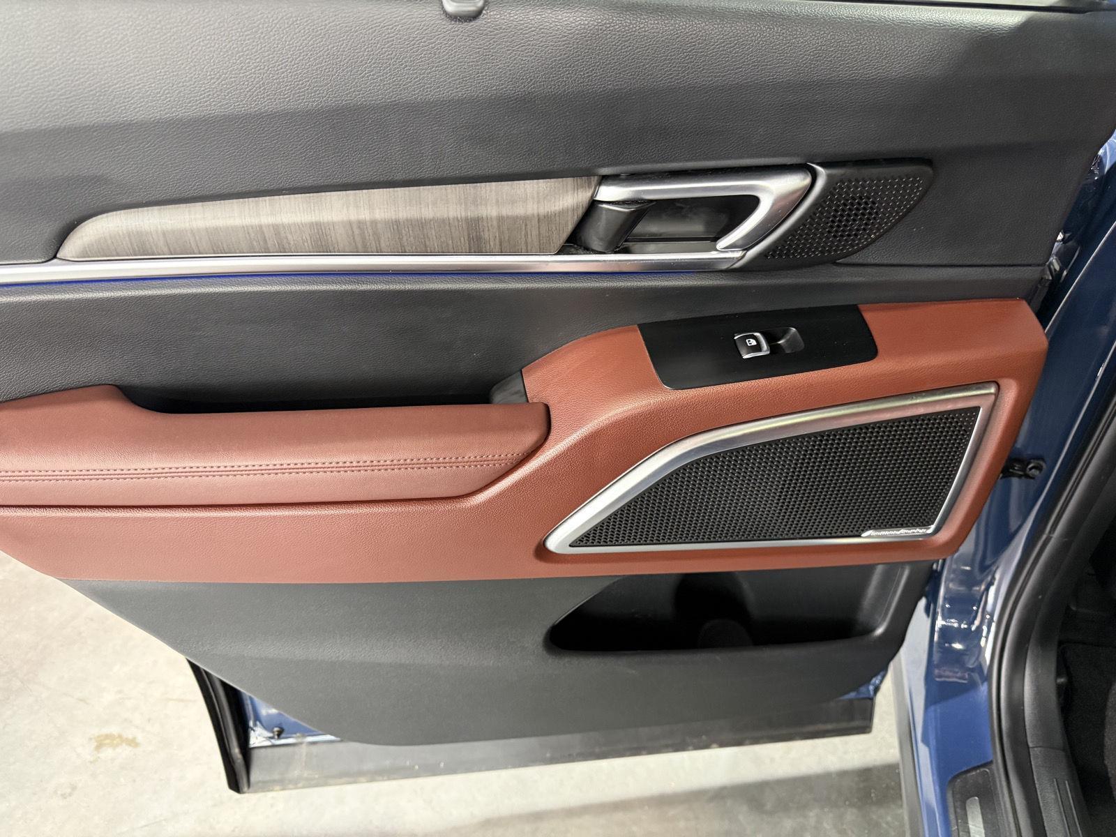 Vehicle photo 22