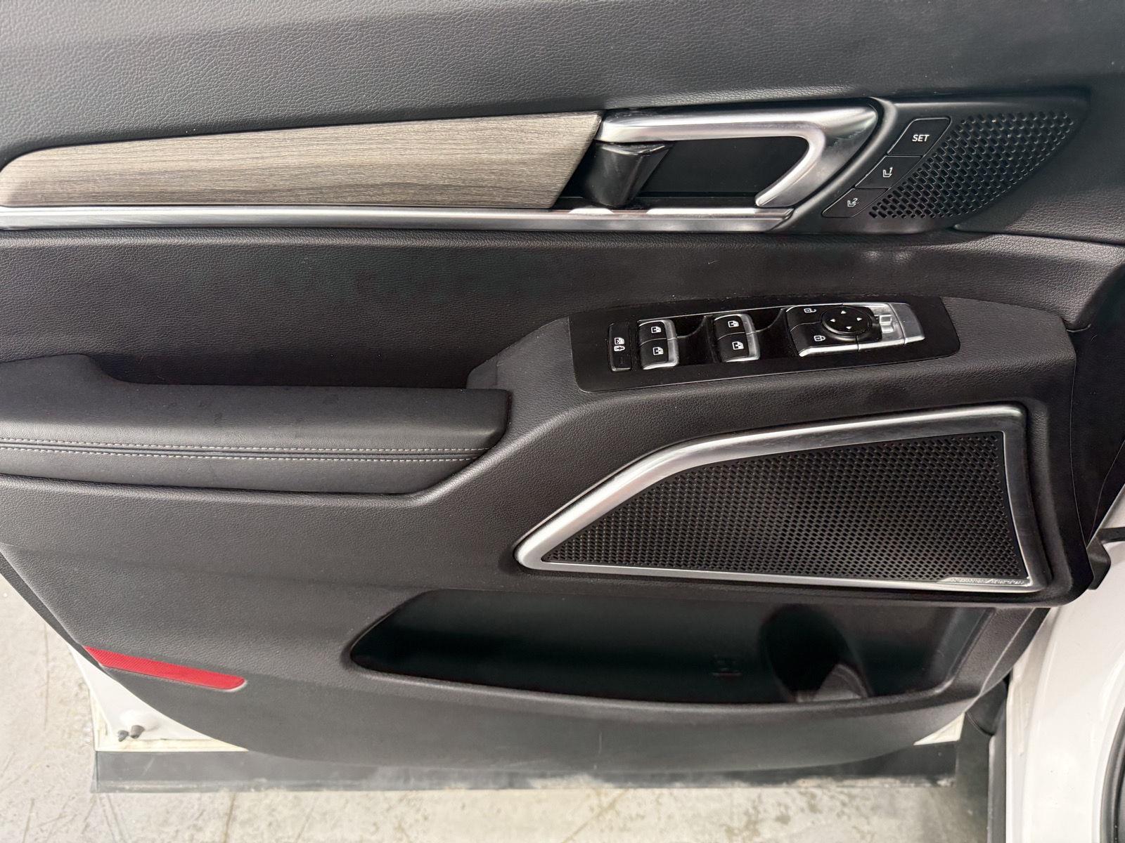 Vehicle photo 20