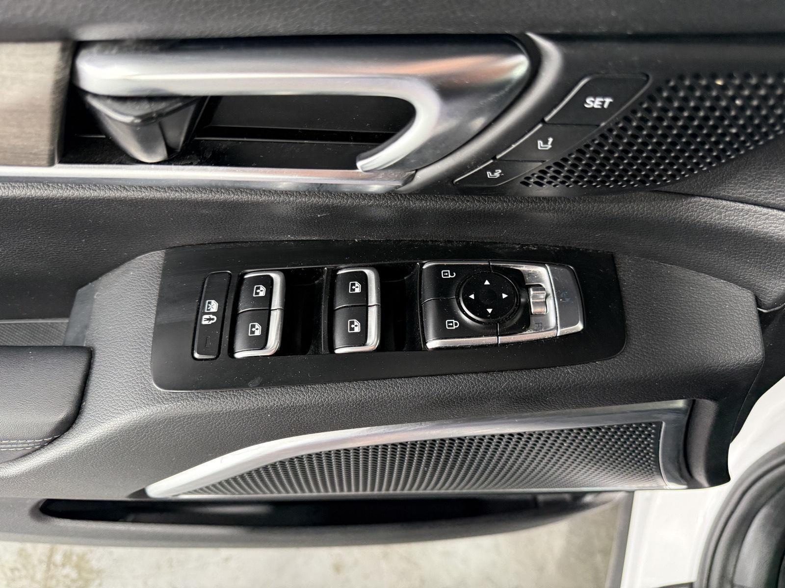 Vehicle photo 21