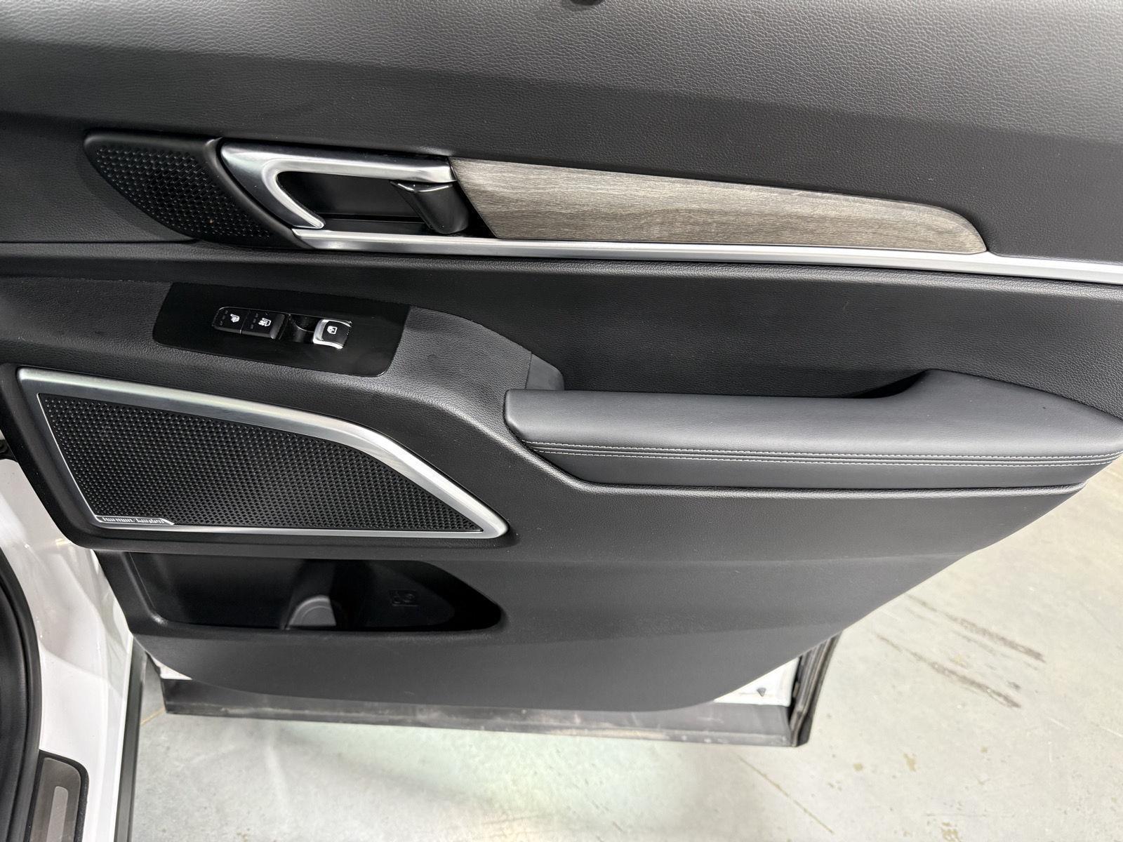 Vehicle photo 25