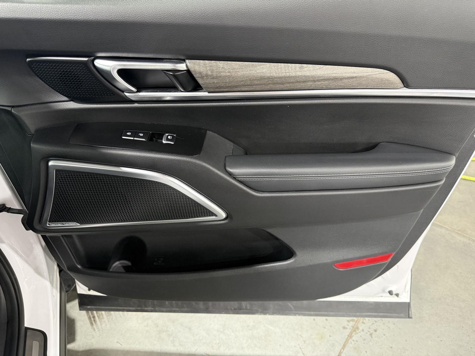 Vehicle photo 26