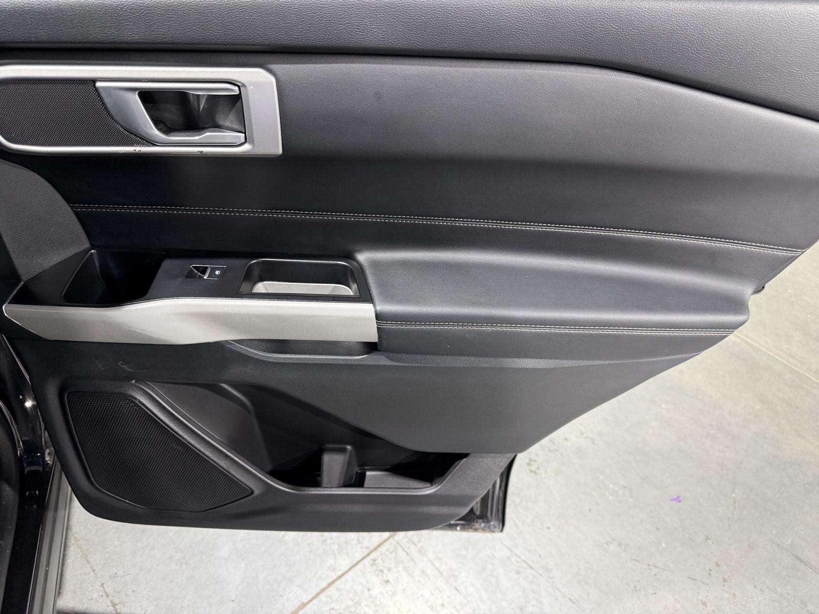 Vehicle photo 25