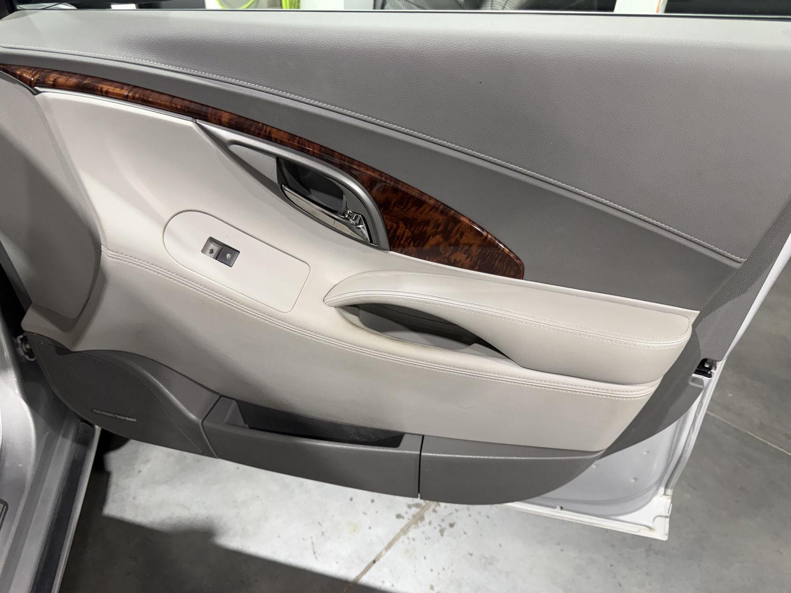 Vehicle photo 25