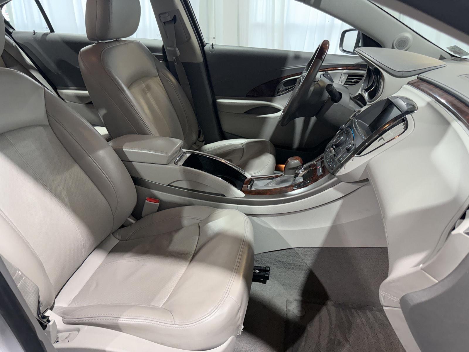 Vehicle photo 26