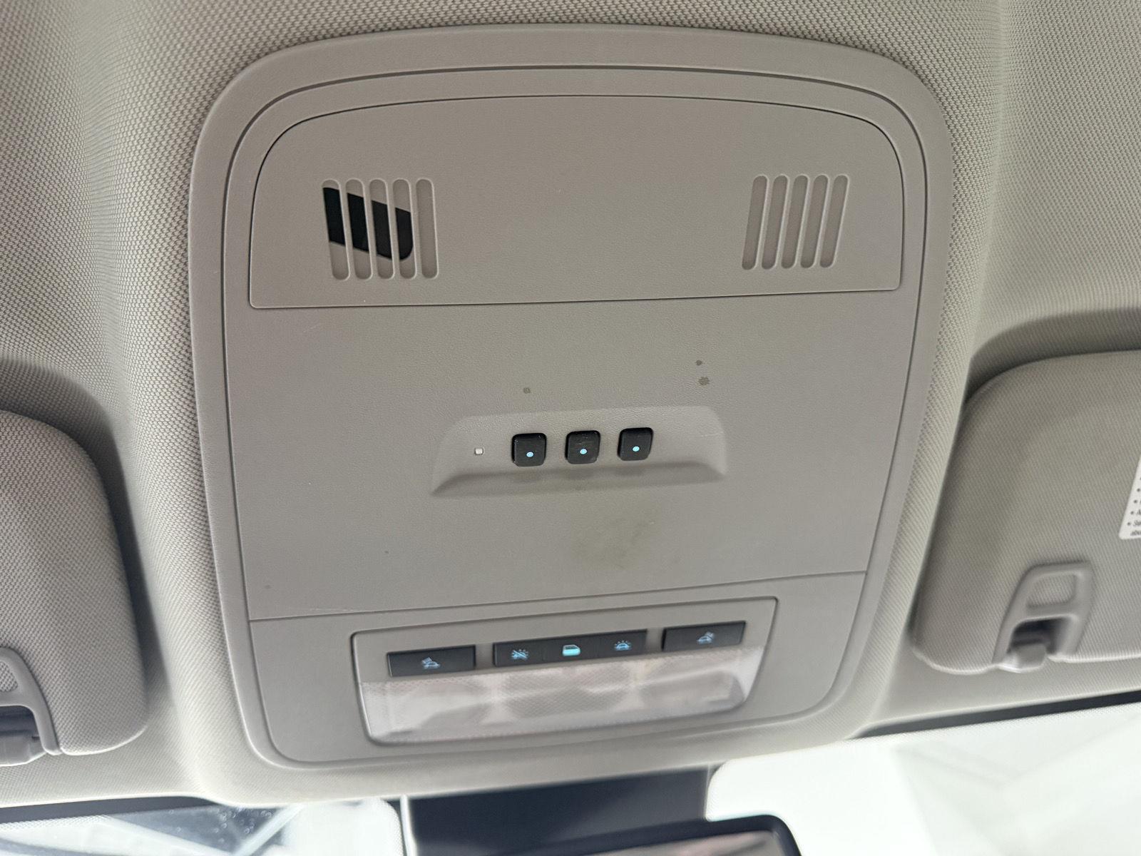 Vehicle photo 28