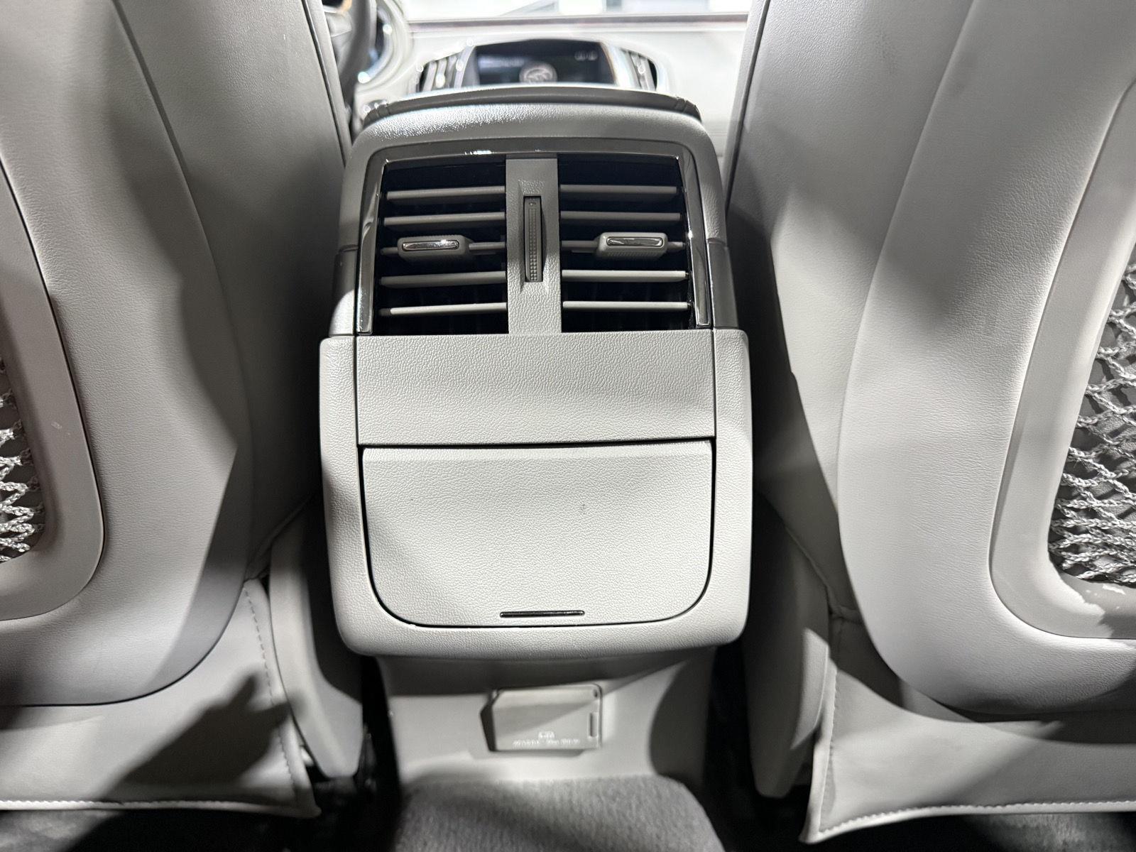 Vehicle photo 33