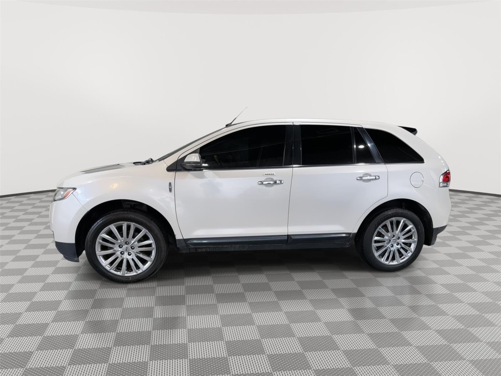 Vehicle photo 2