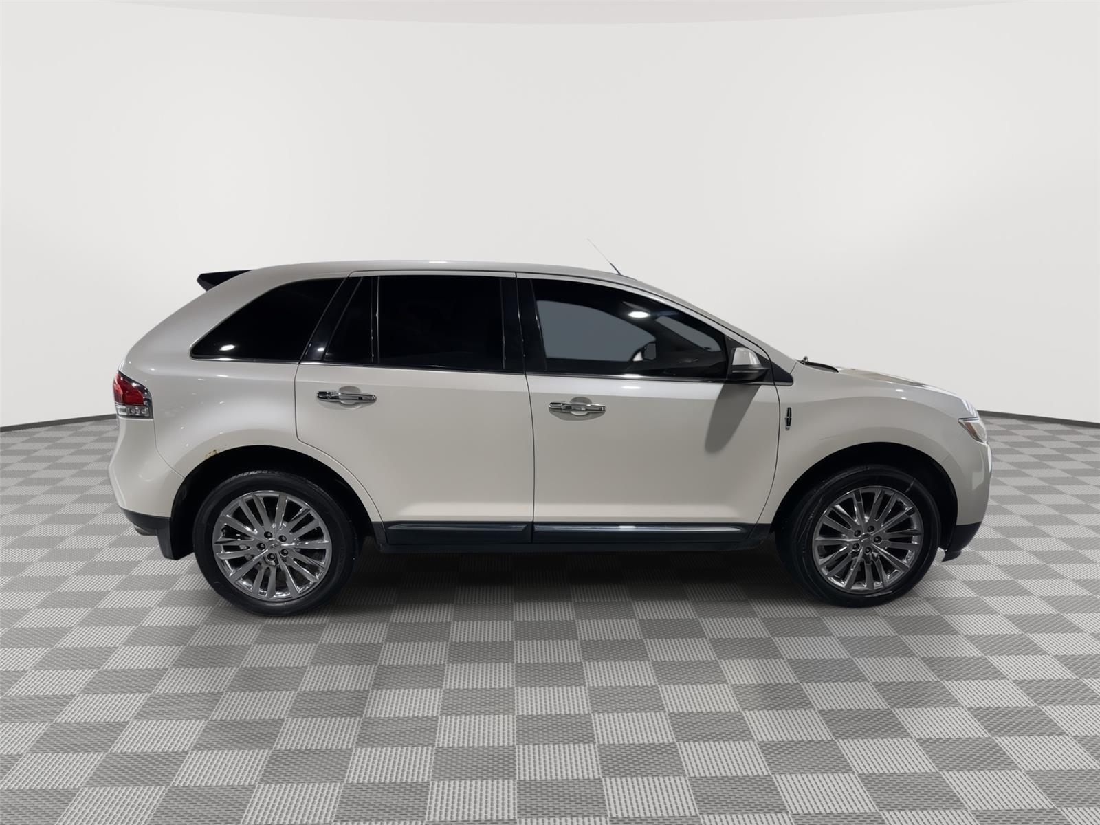 Vehicle photo 6