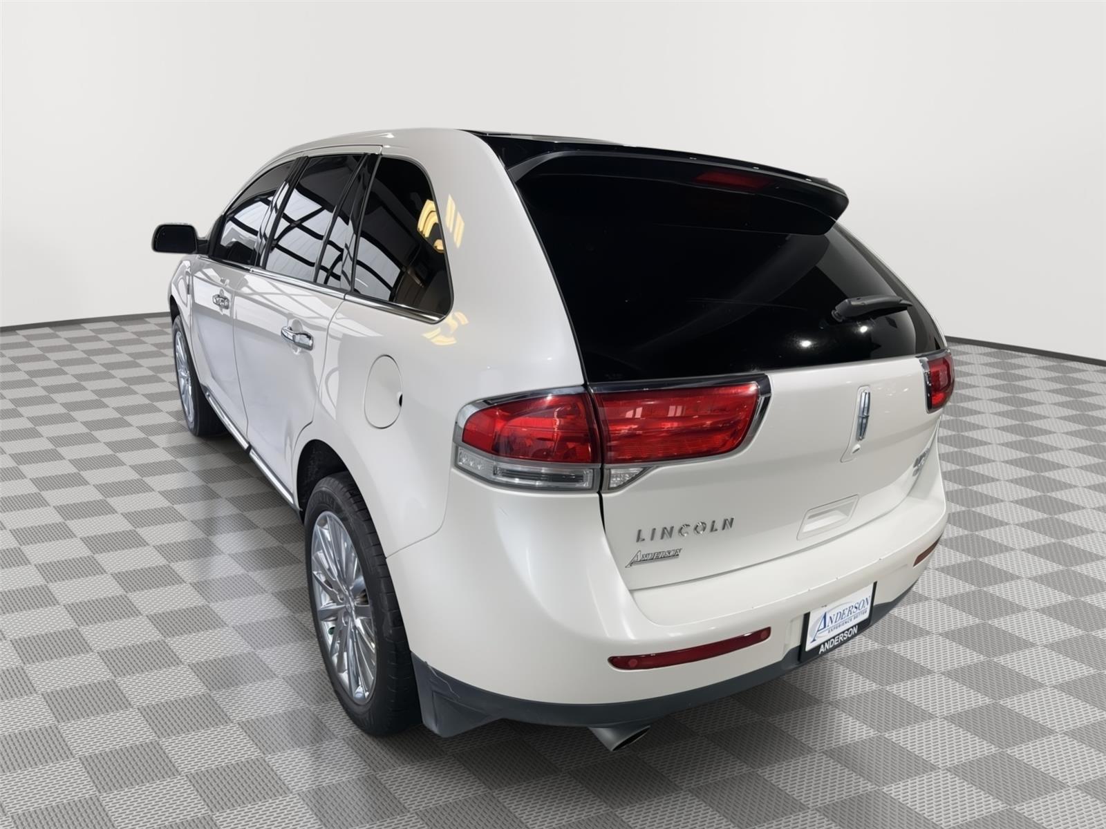 Vehicle photo 9