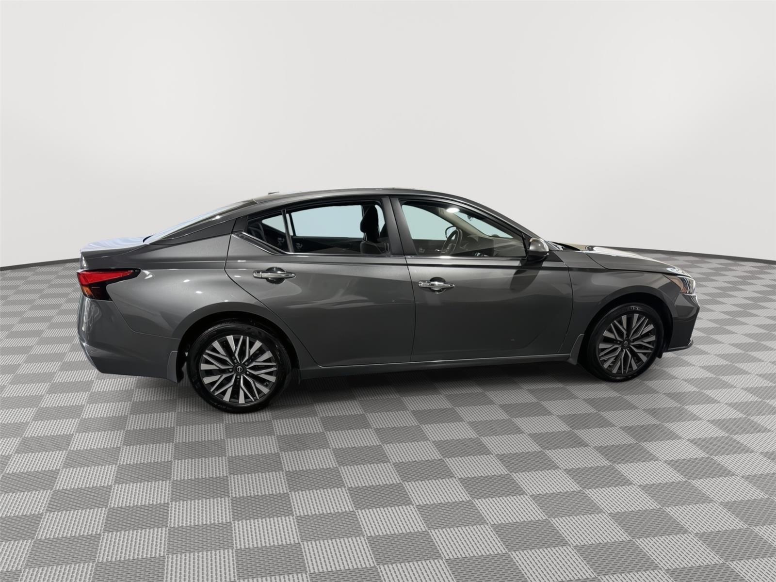 Vehicle photo 6