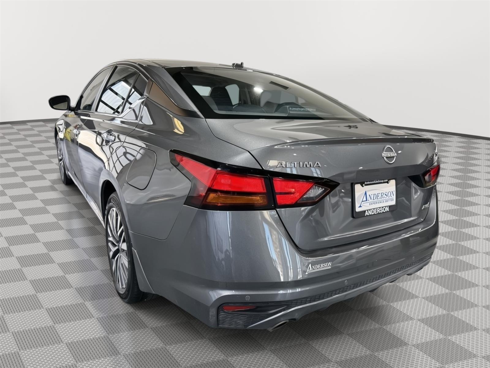 Vehicle photo 9