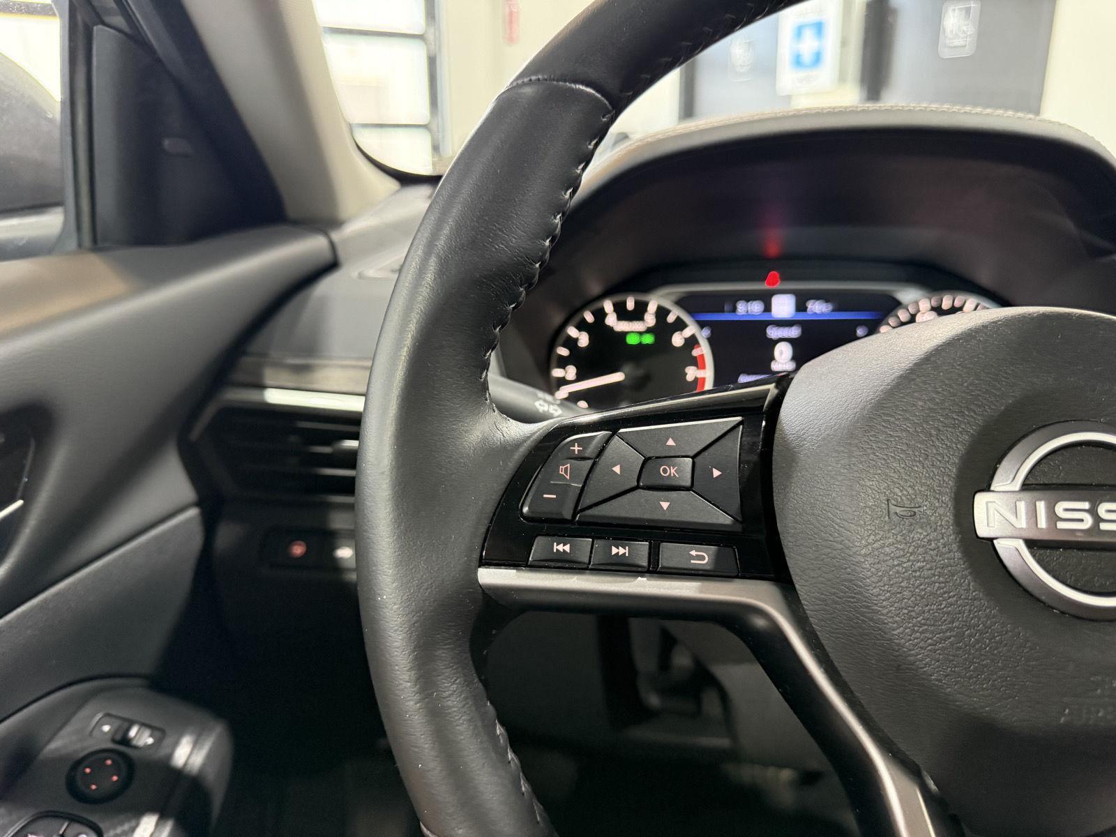 Vehicle photo 12