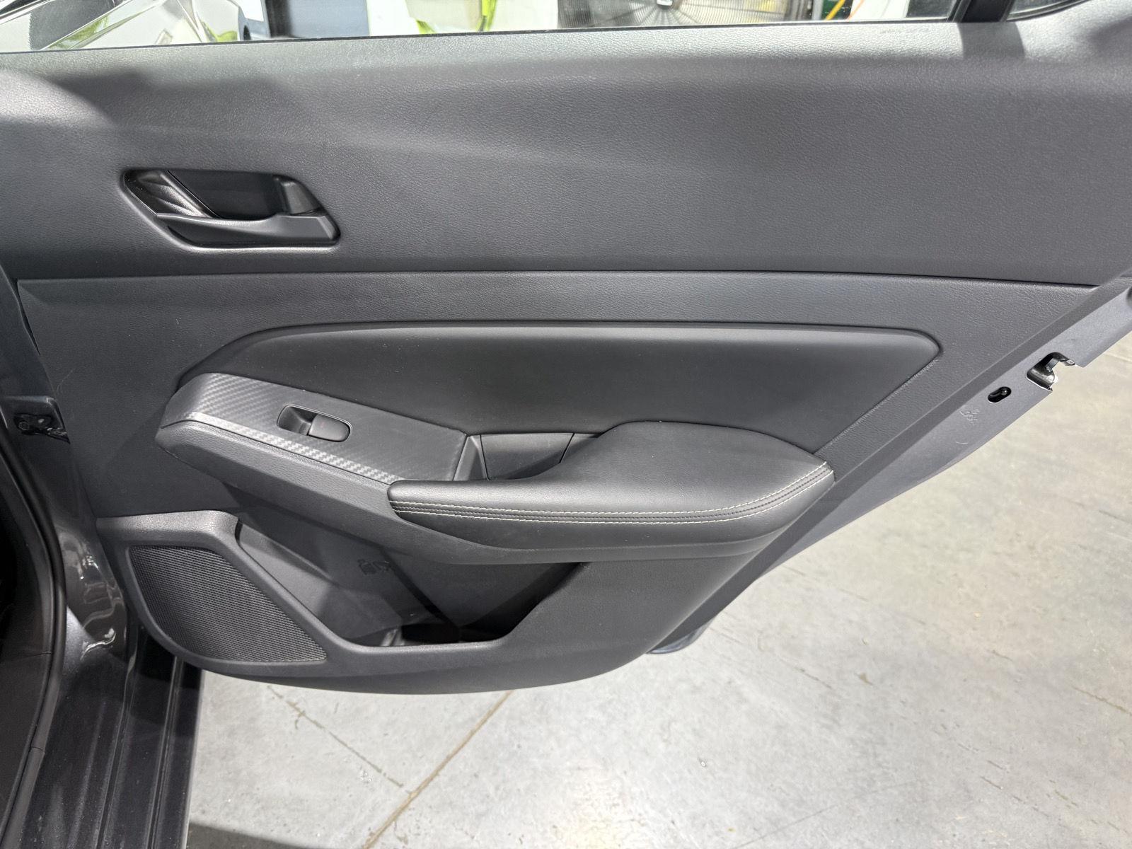 Vehicle photo 23