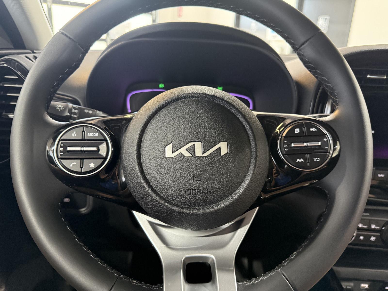 Vehicle photo 11