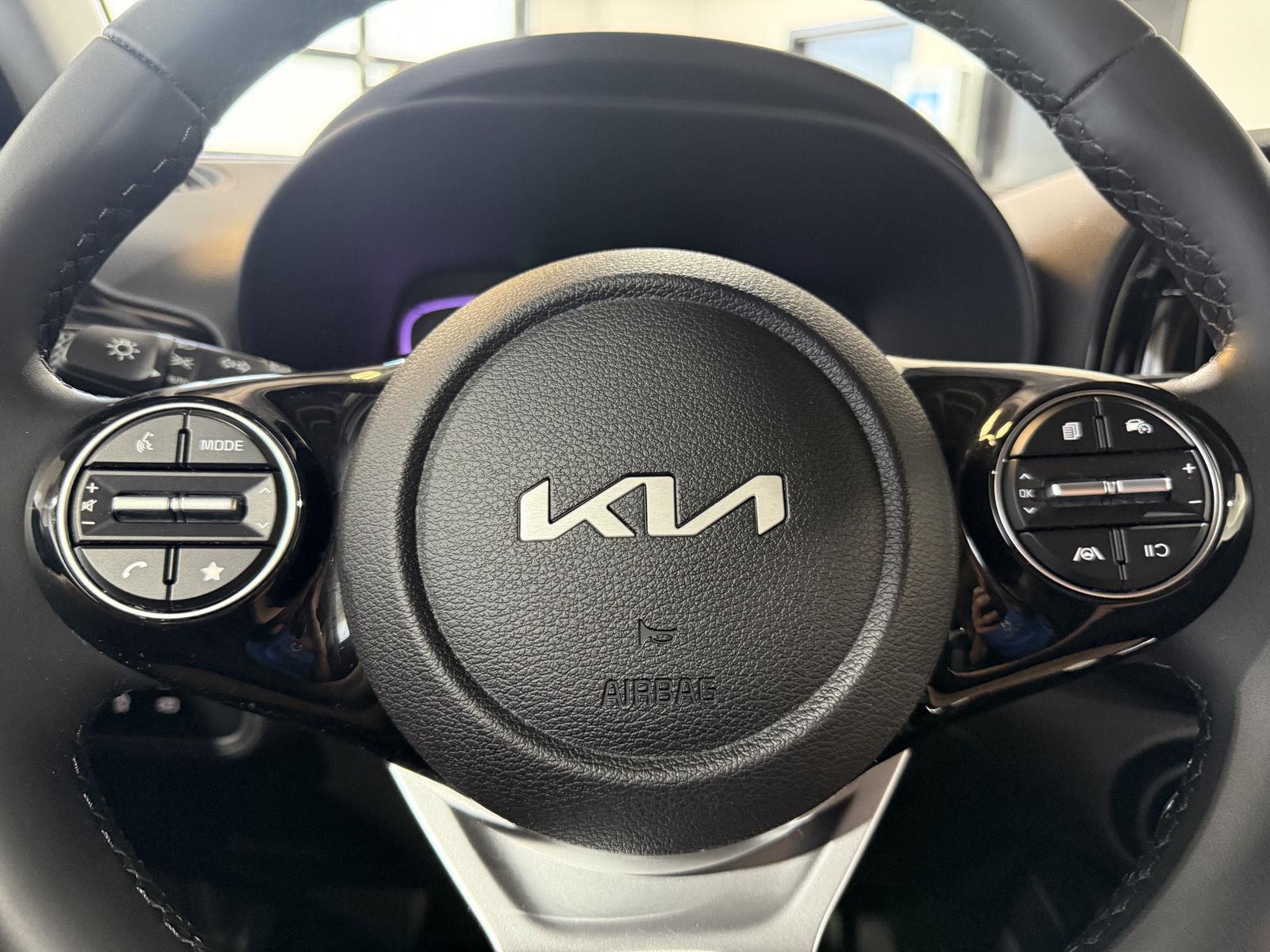 Vehicle photo 12