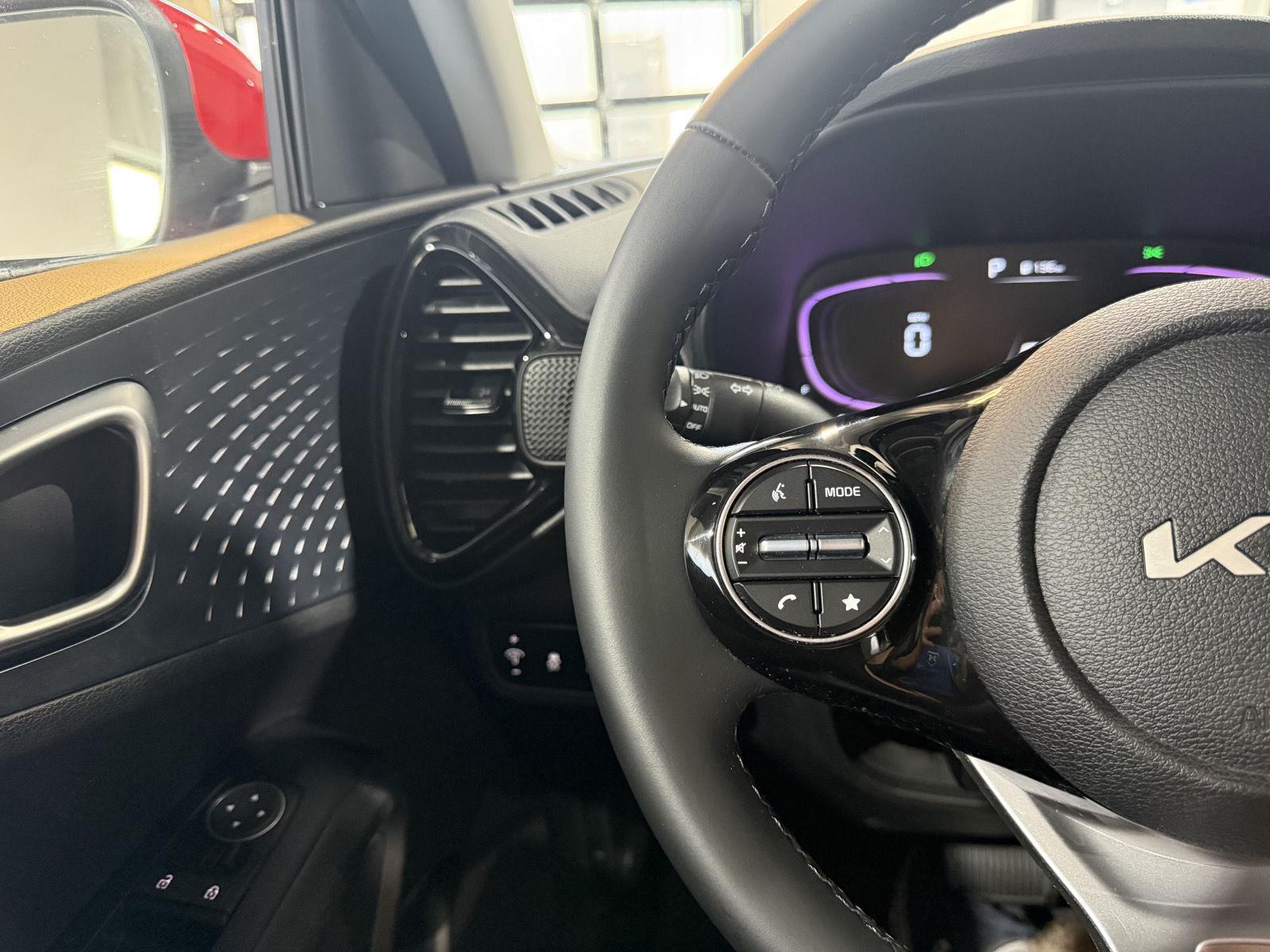 Vehicle photo 13