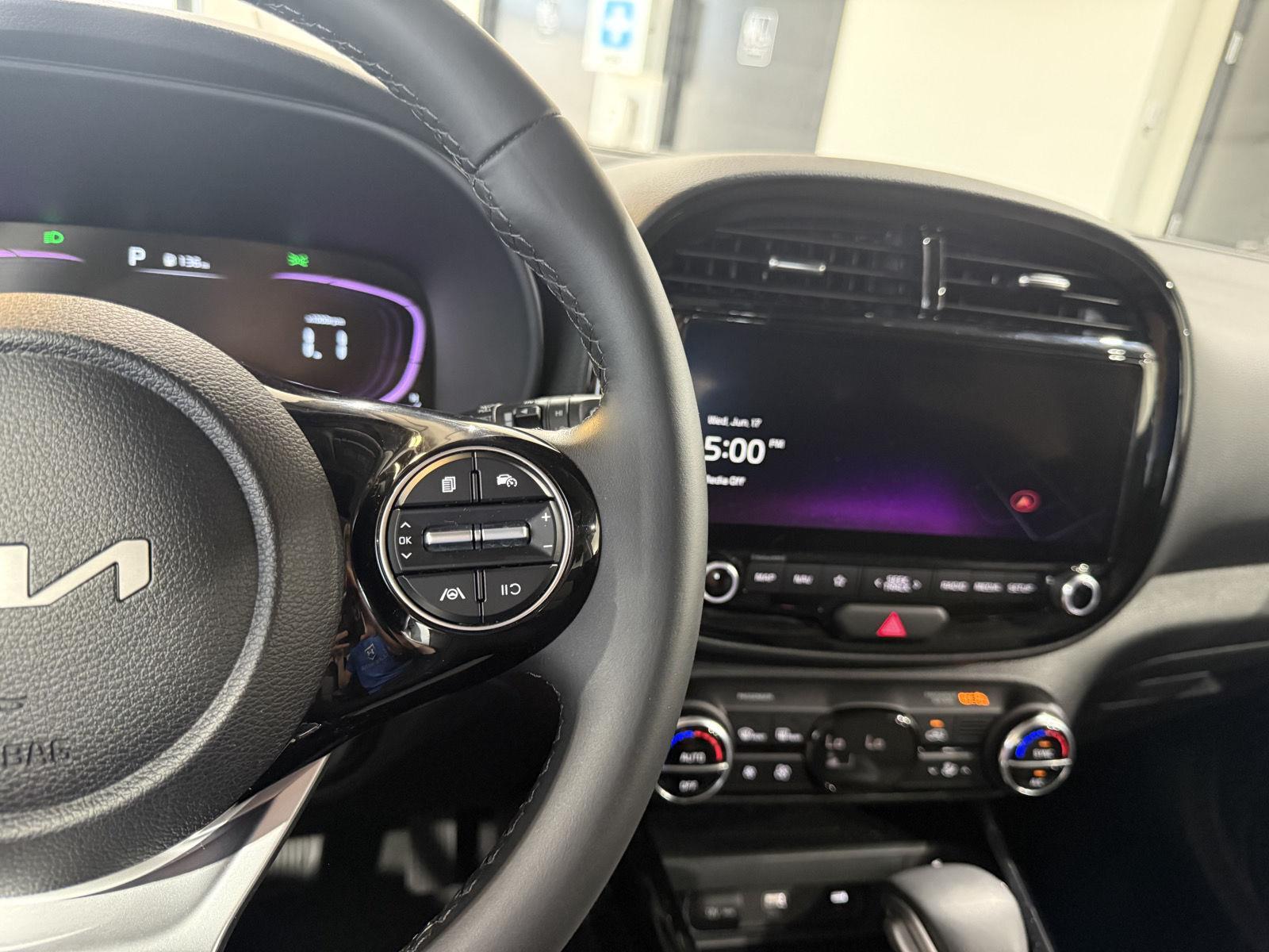 Vehicle photo 14