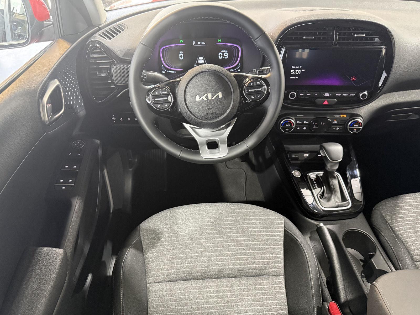 Vehicle photo 17