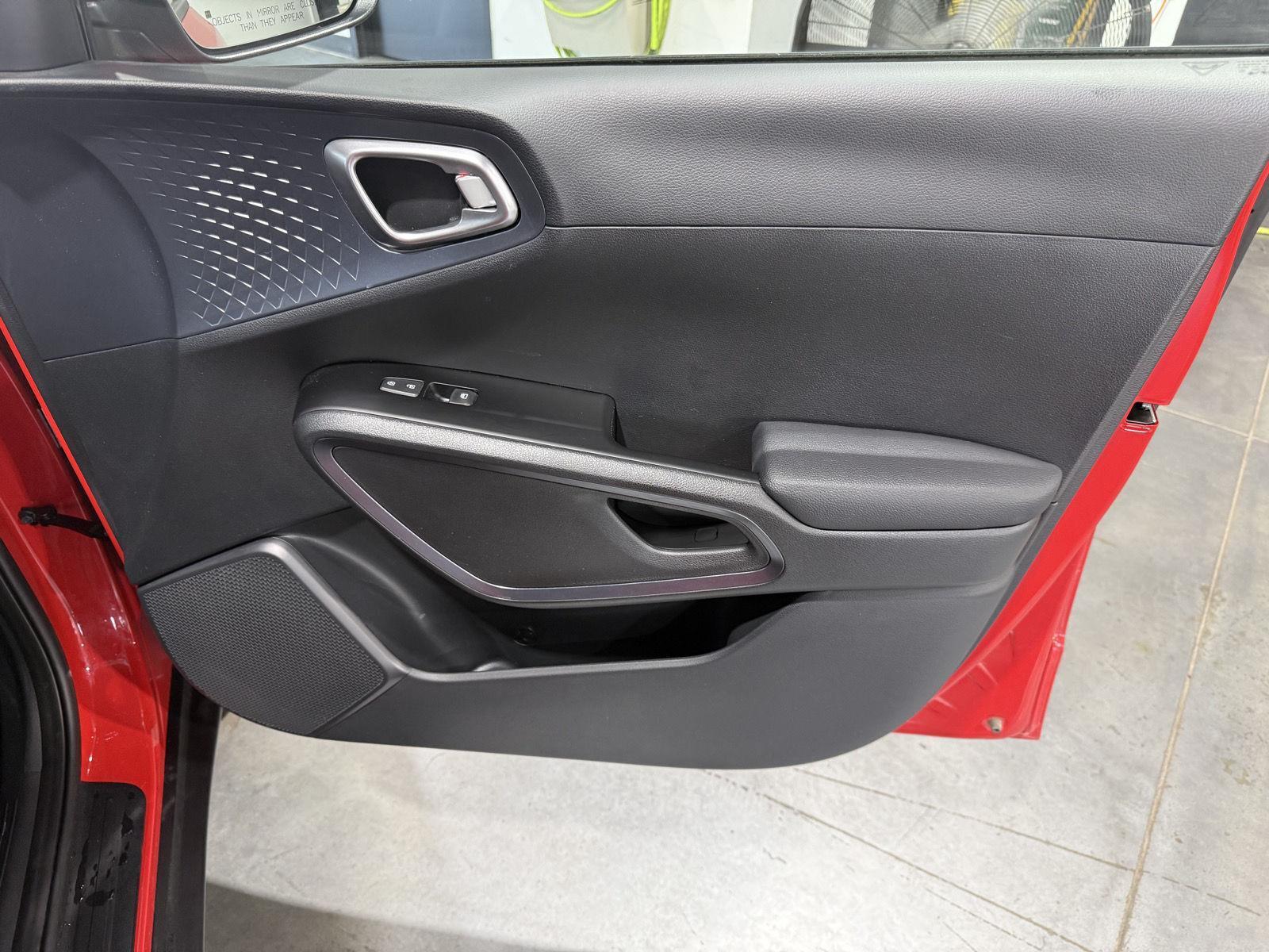 Vehicle photo 25