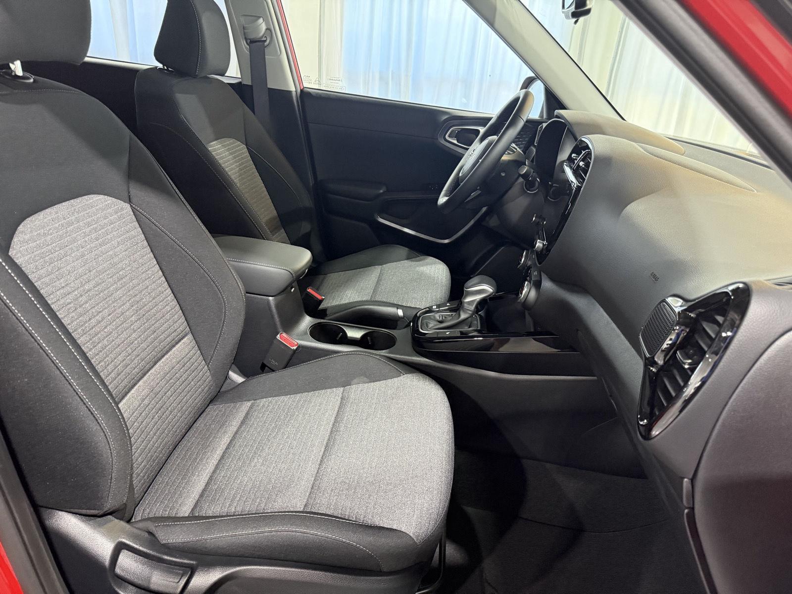 Vehicle photo 26