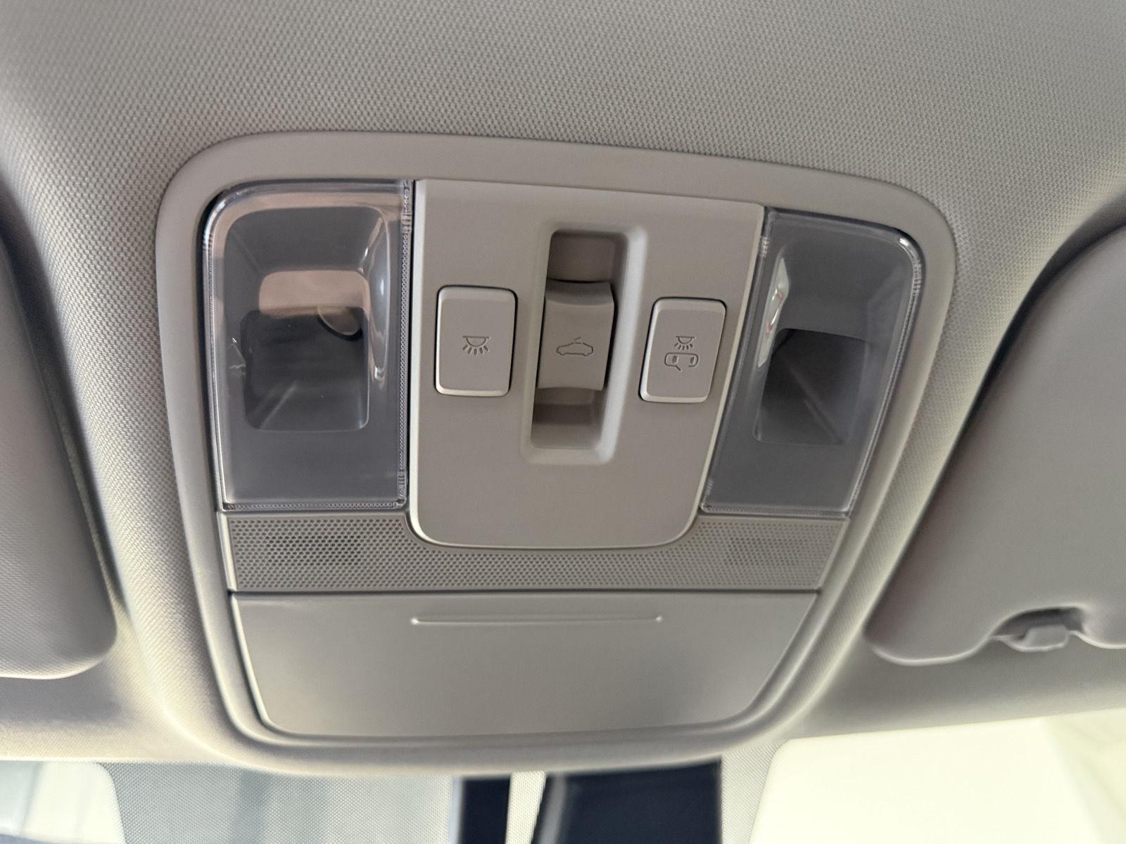 Vehicle photo 27