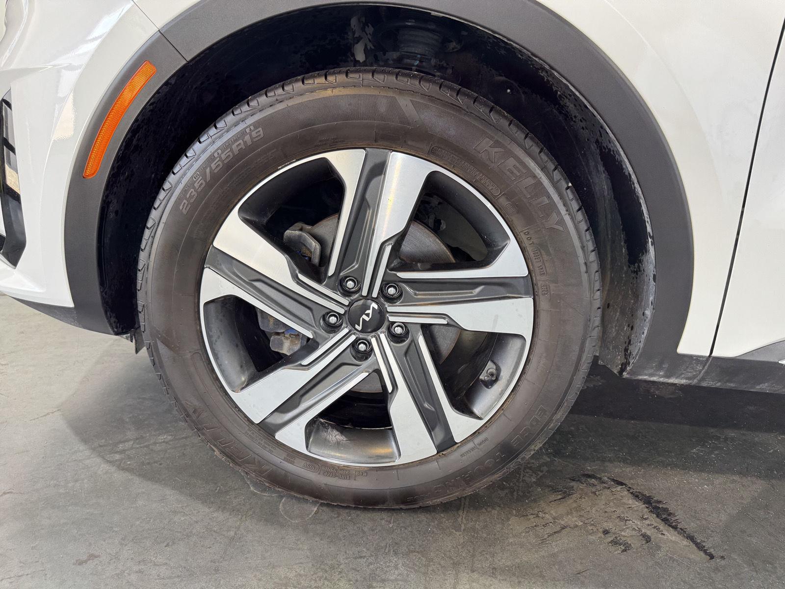 Vehicle photo 10