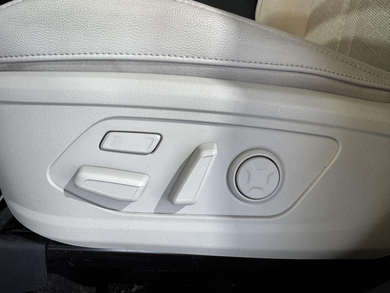Vehicle photo 23