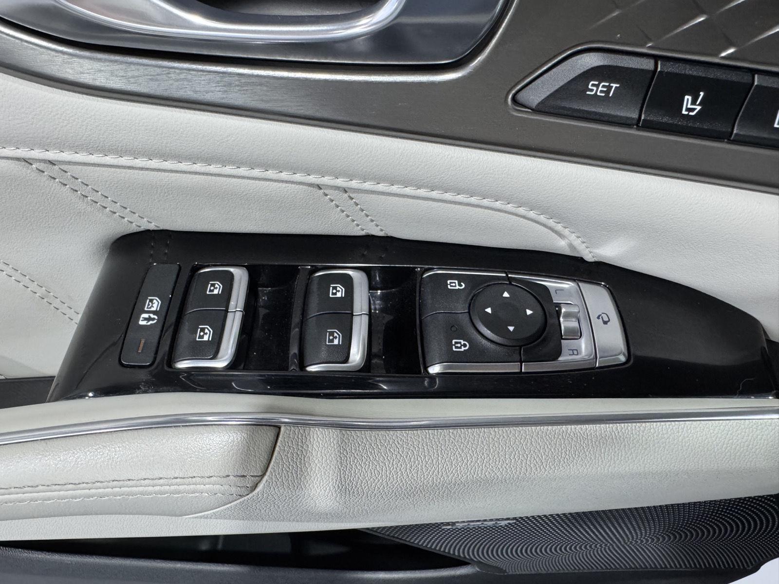 Vehicle photo 33