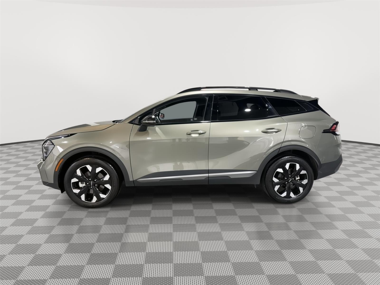 Vehicle photo 2