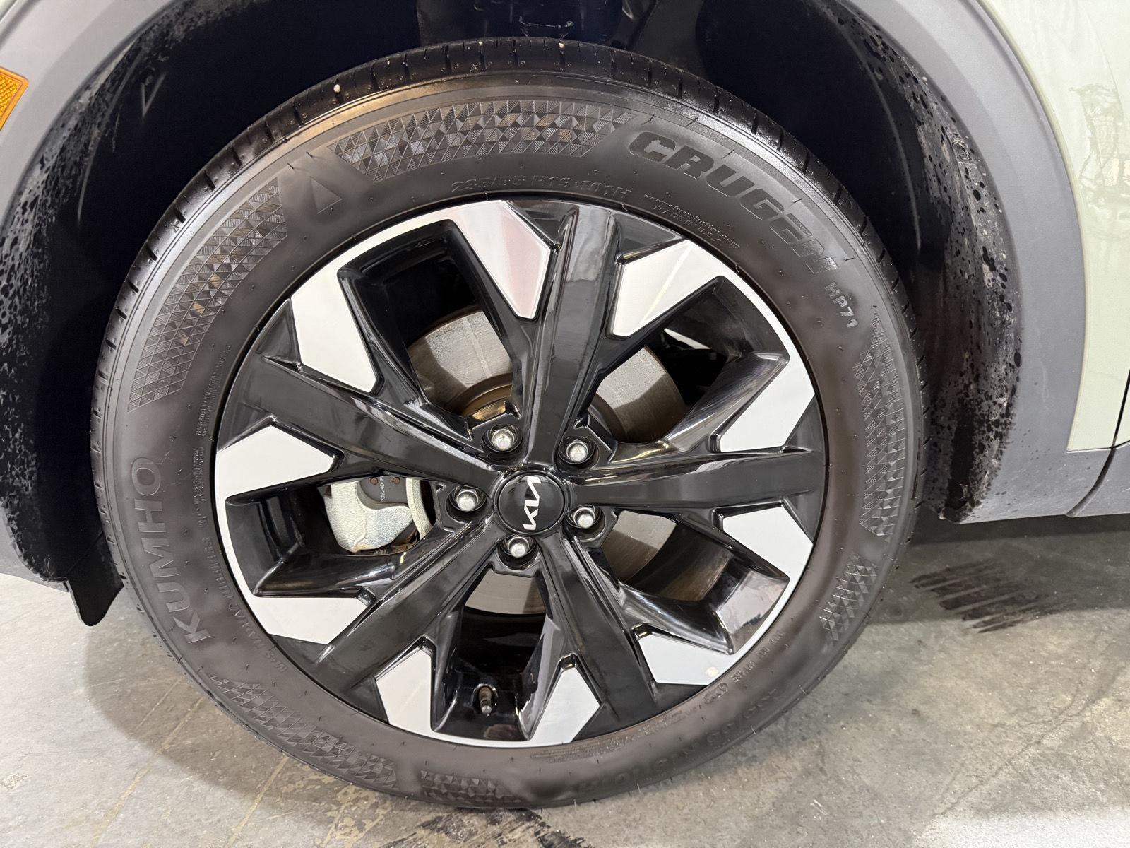 Vehicle photo 10