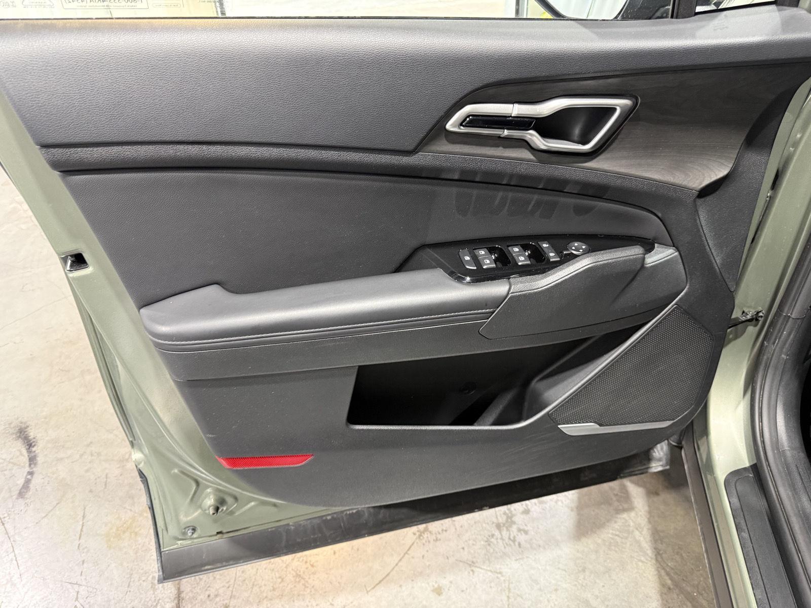 Vehicle photo 18