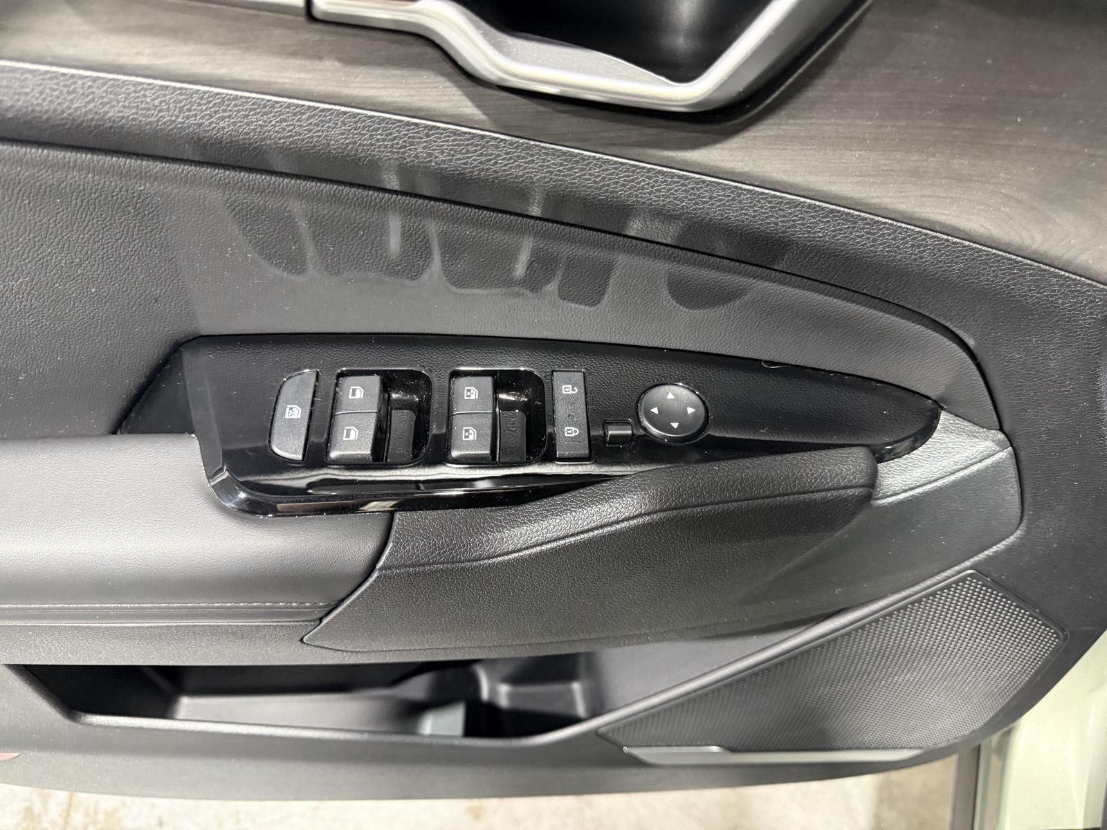 Vehicle photo 19