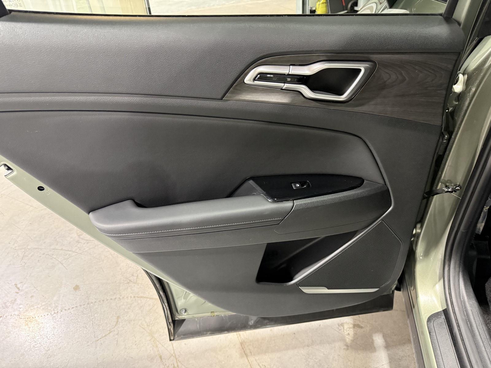 Vehicle photo 20