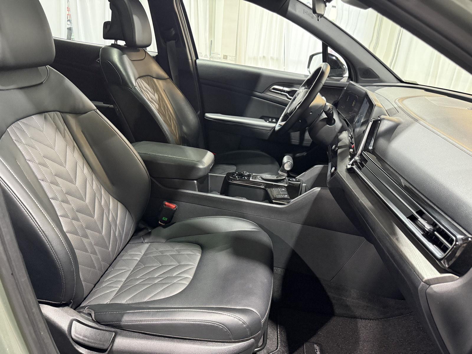 Vehicle photo 24