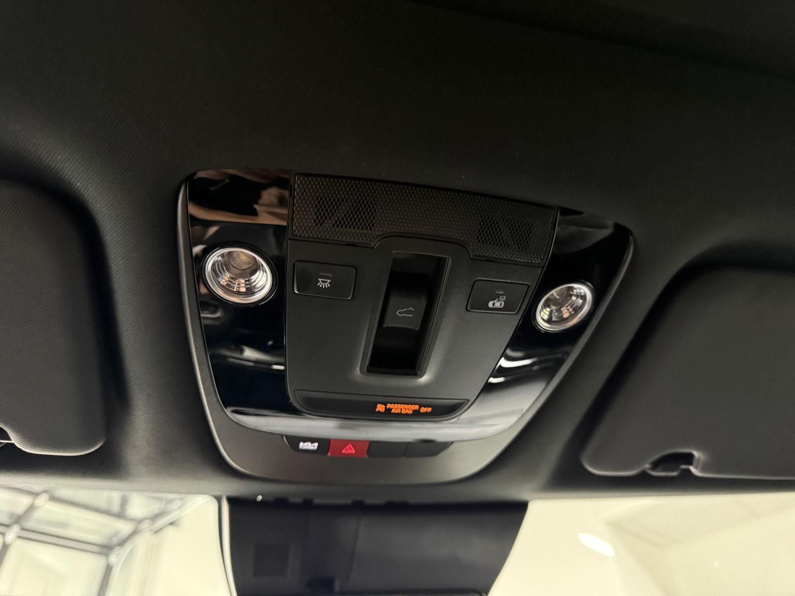 Vehicle photo 25