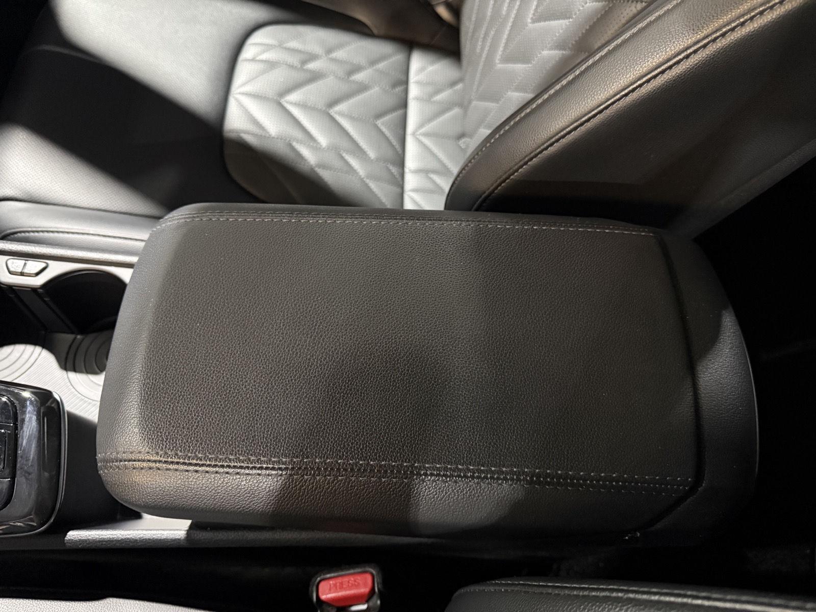 Vehicle photo 30