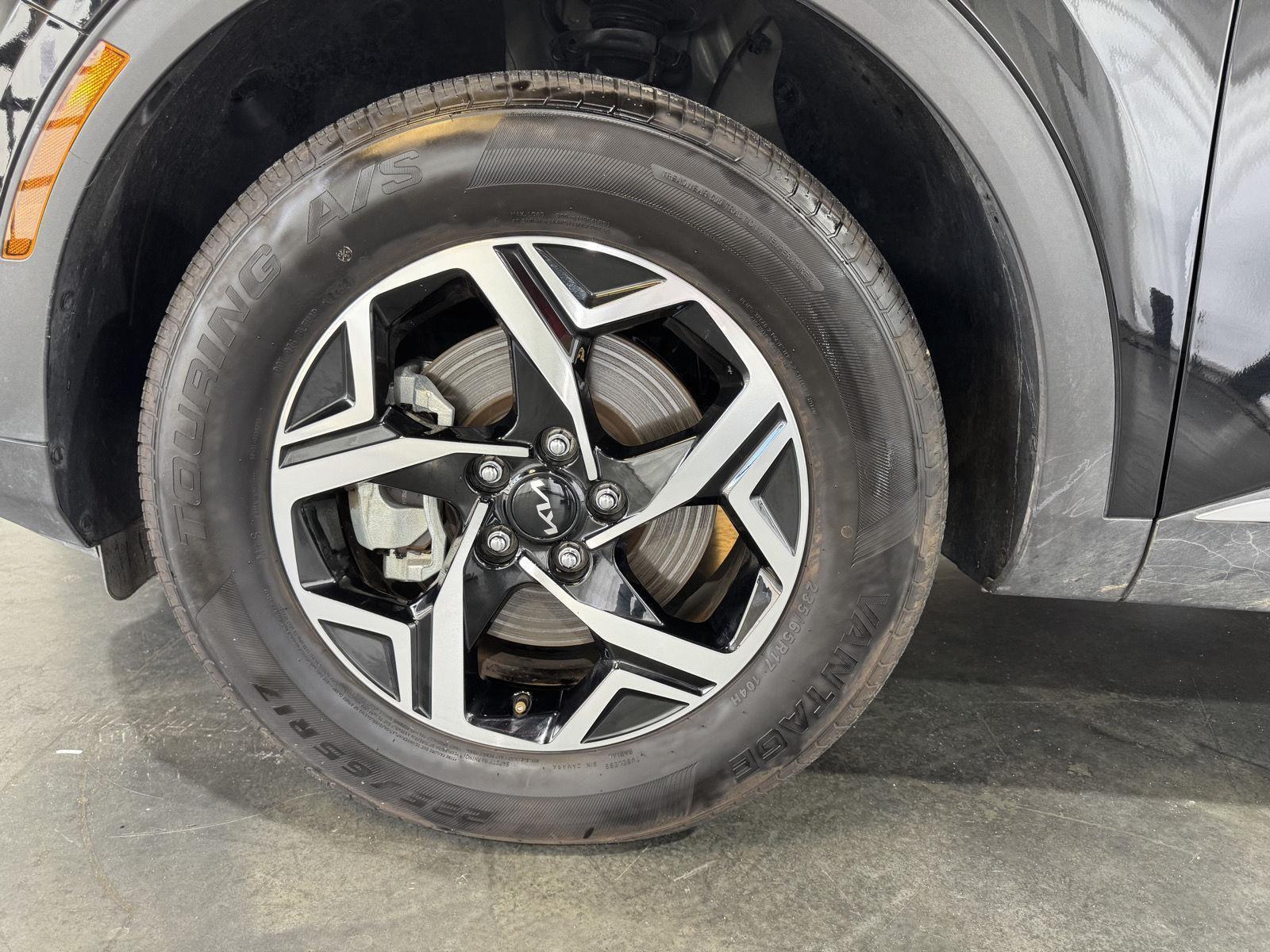 Vehicle photo 10