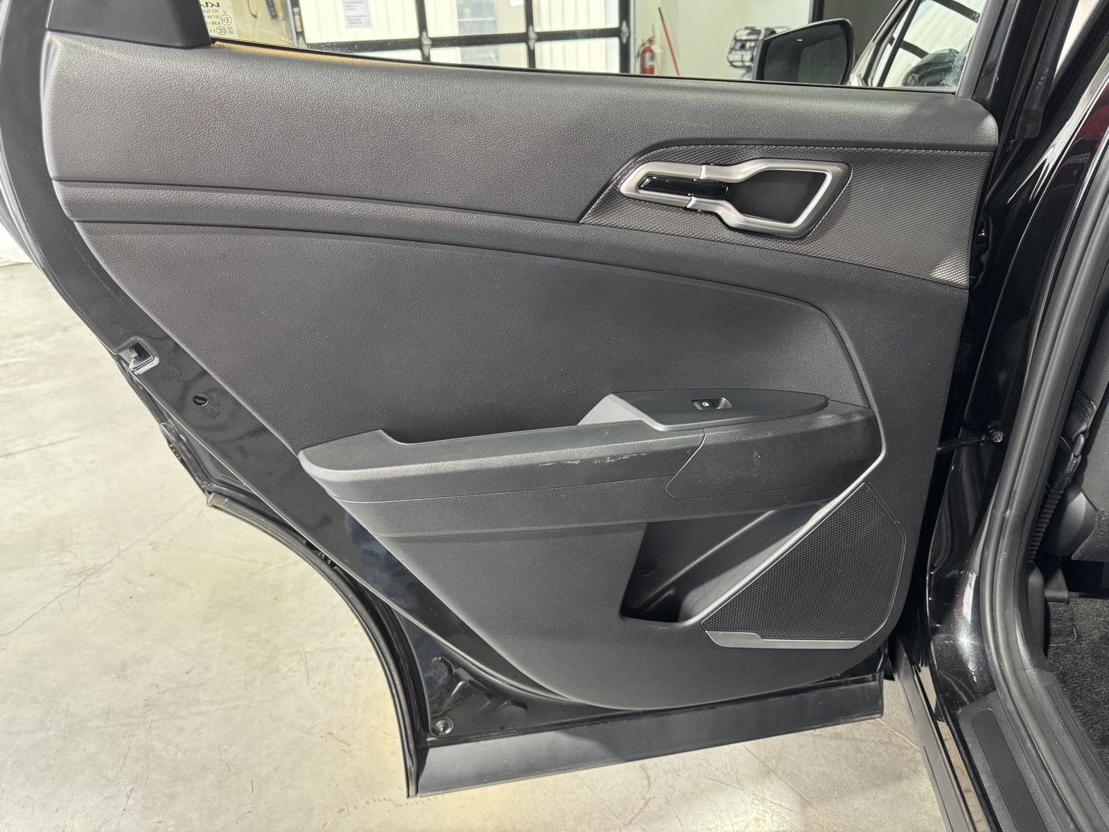 Vehicle photo 23