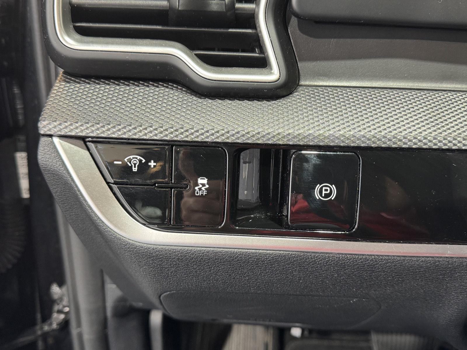 Vehicle photo 25