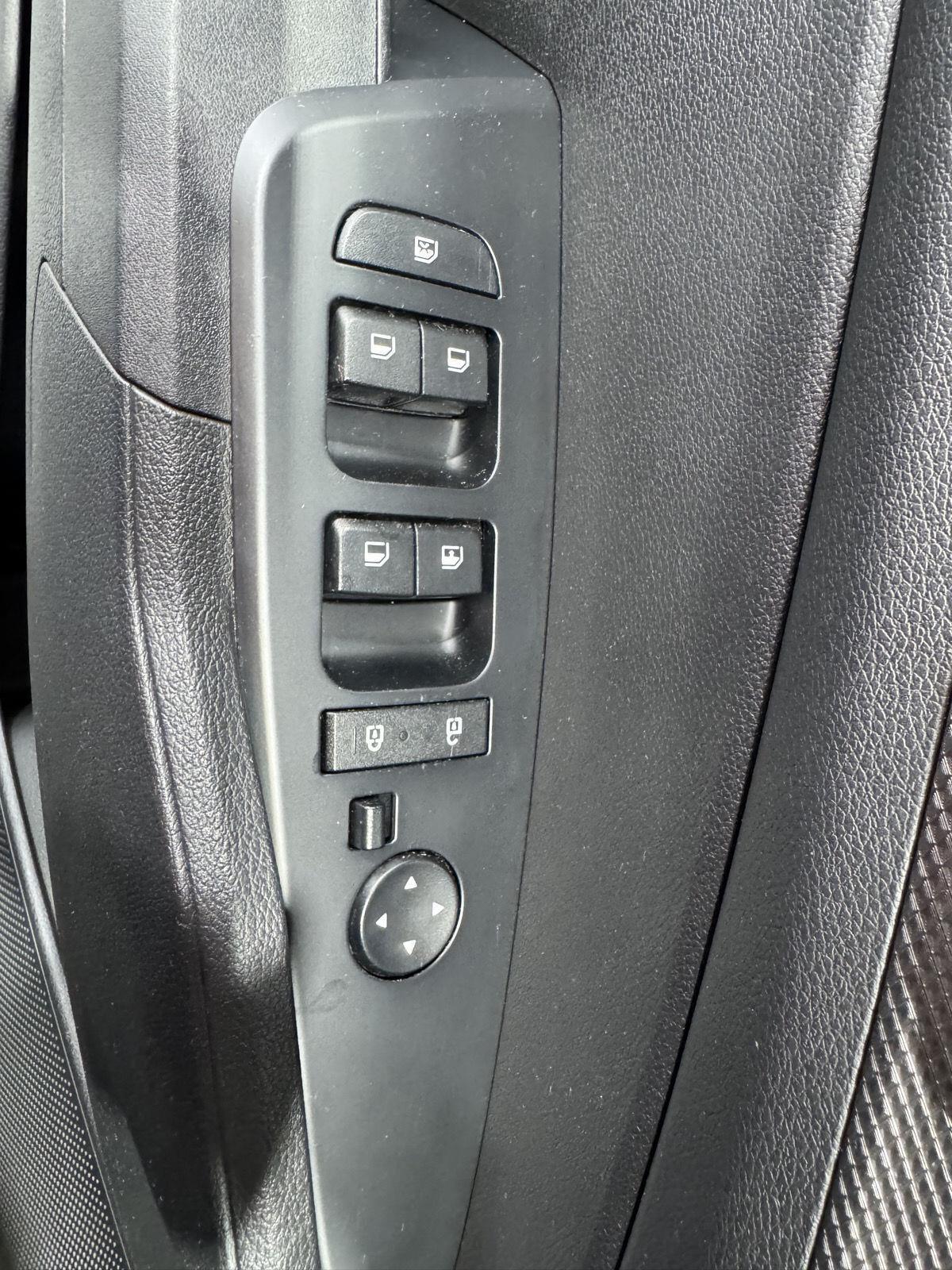 Vehicle photo 26