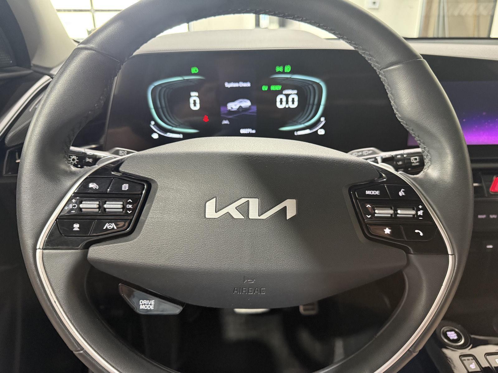 Vehicle photo 11