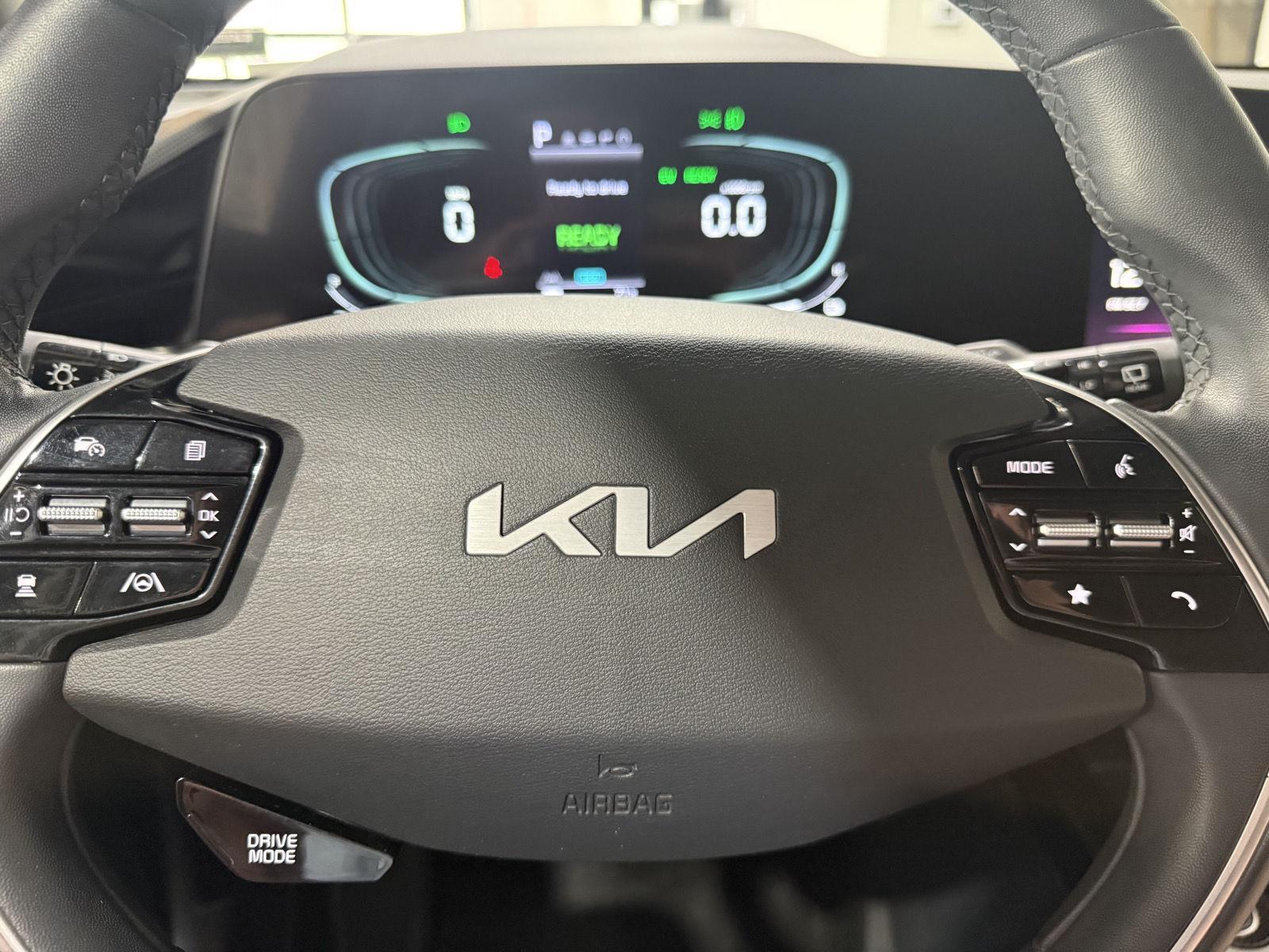 Vehicle photo 12