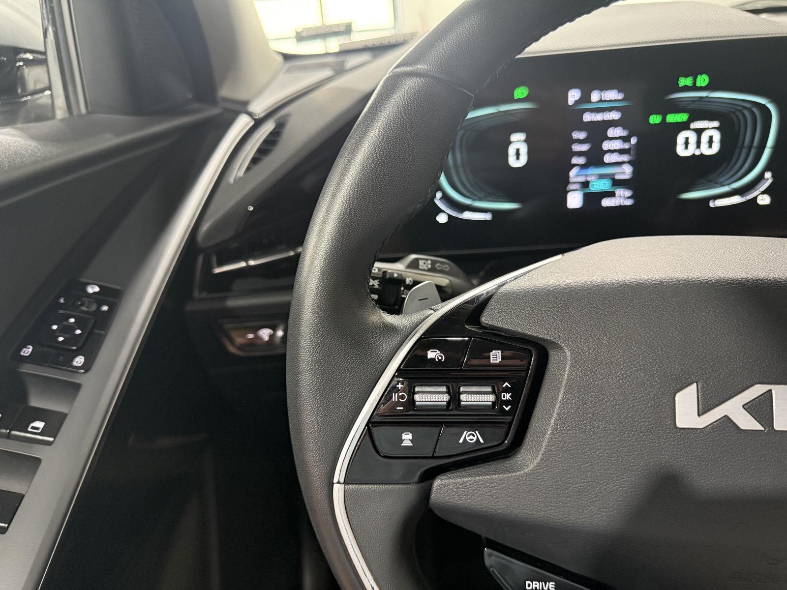 Vehicle photo 13