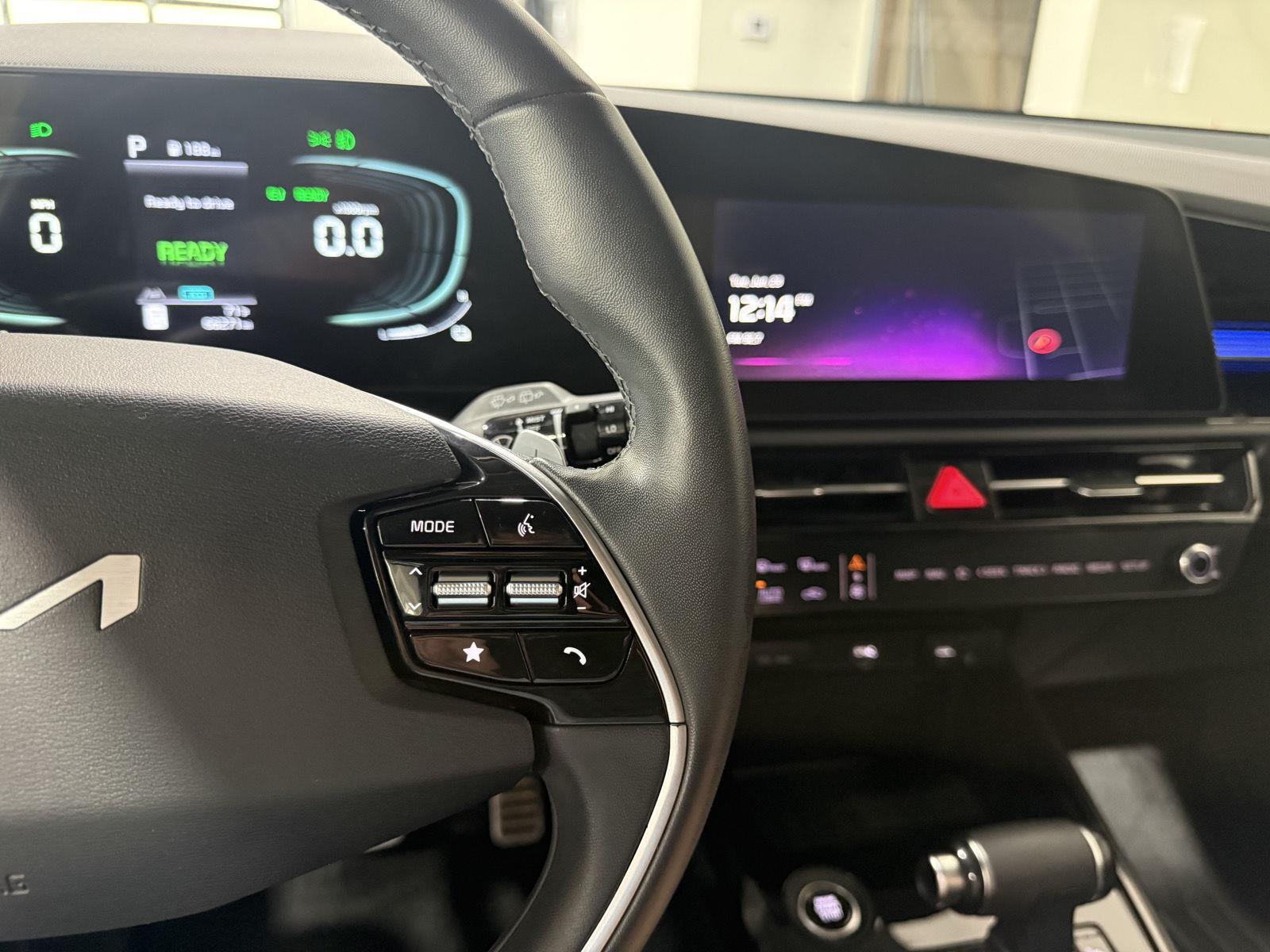 Vehicle photo 14