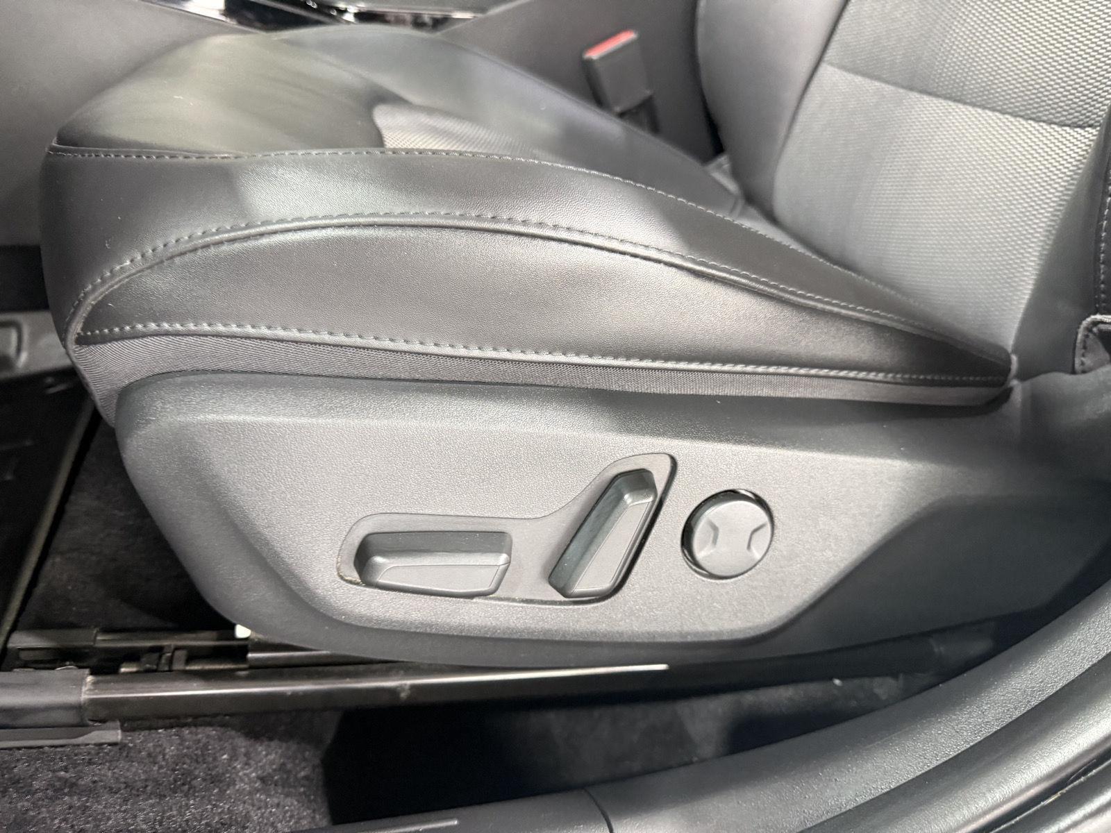 Vehicle photo 19