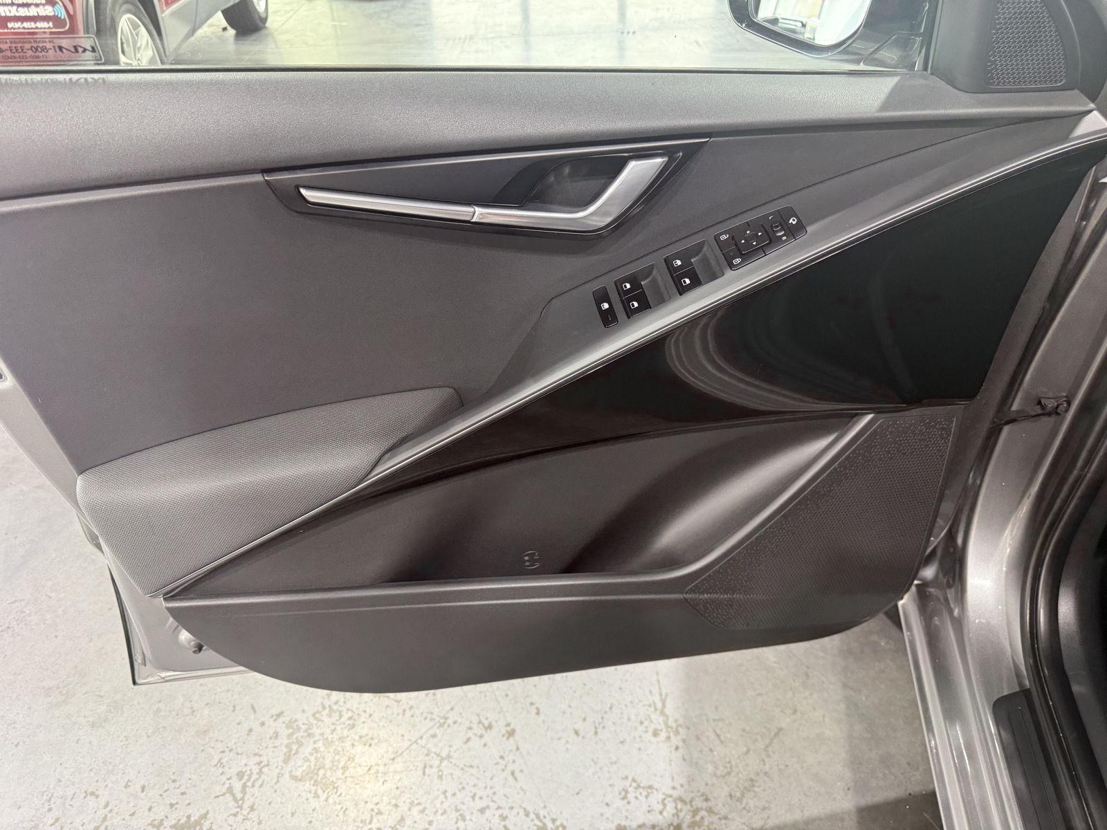 Vehicle photo 20