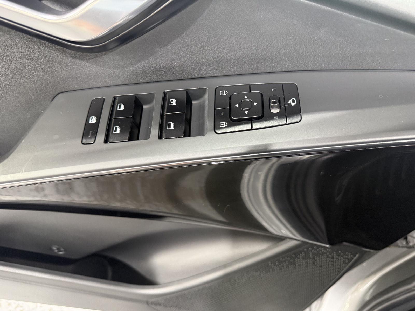 Vehicle photo 21