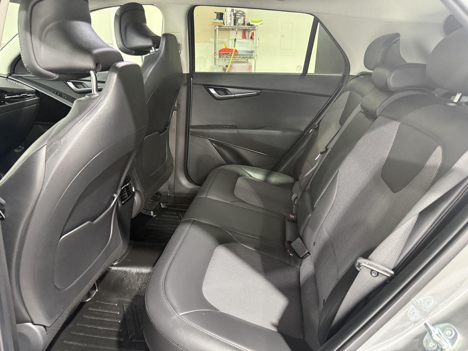 Vehicle photo 23